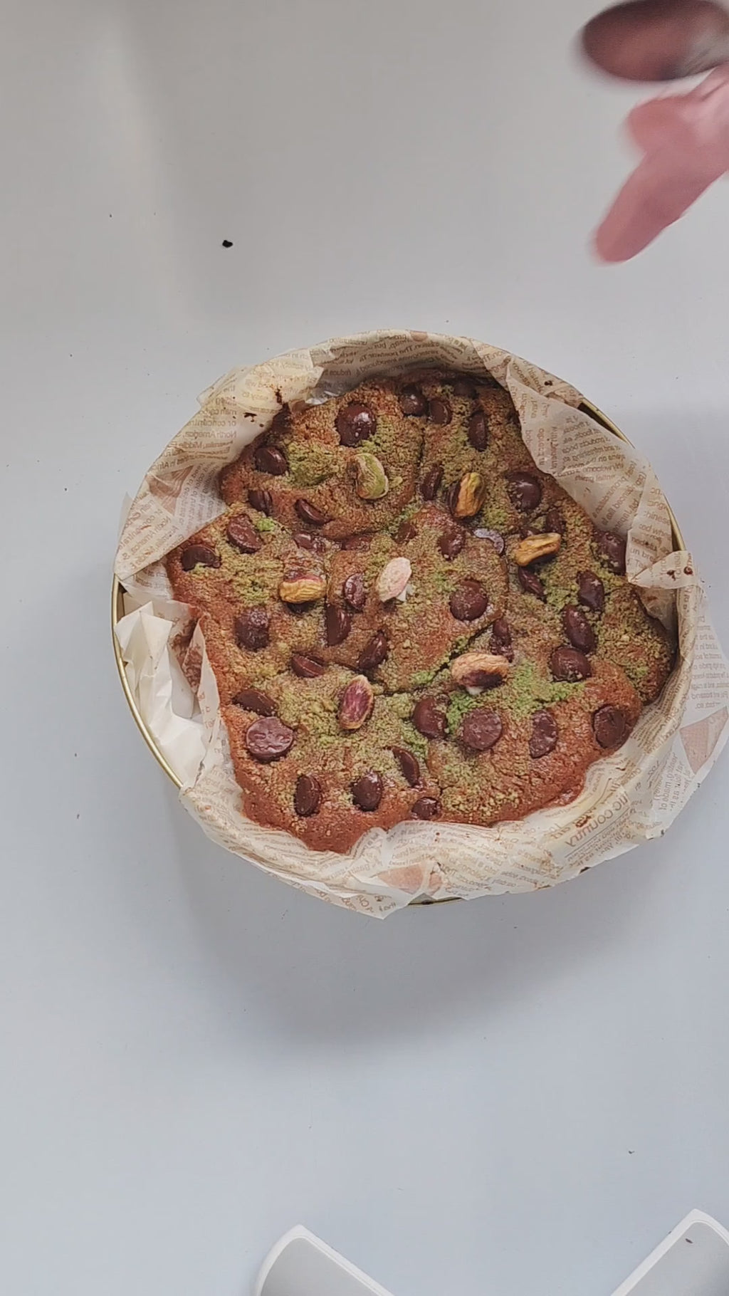 Dubai Chocolate Pistachio Kunafa Scoopable Cookie Tin – 17cm