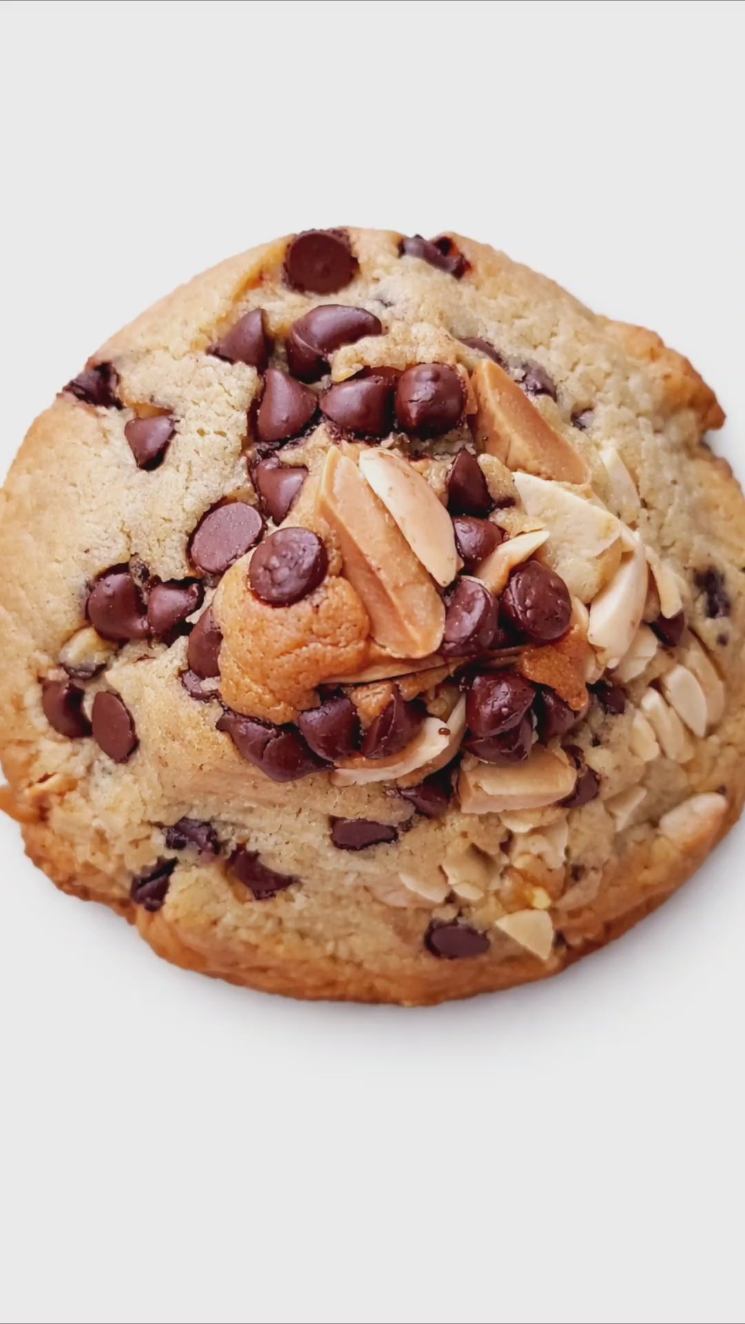 Nutty, chunky, and chocolate
Our Almond Choc Chip Cookie is a thick NYC Levain-style cookie baked with crisp golden edges, a soft buttery centre, and packed with chocolate chips, then topped with toasted almond flakes for the perfect crunch in every bite.