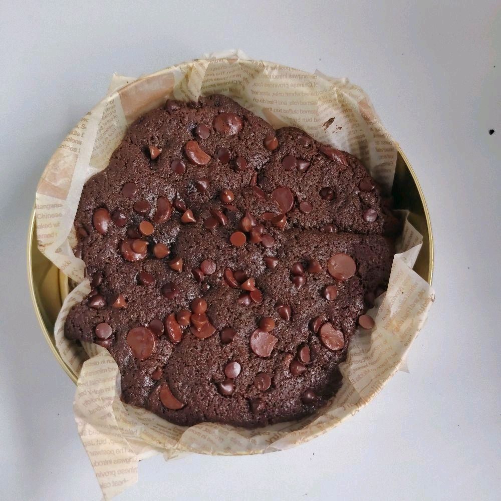 Triple Dark Chocolate Scoopable Cookie Tin – 17cm