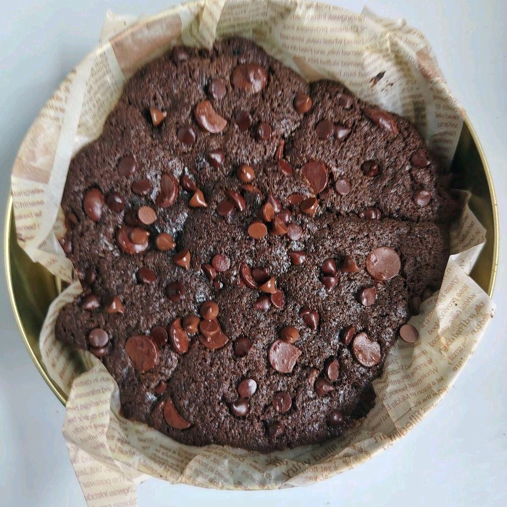Triple Dark Chocolate Scoopable Cookie Tin – 17cm