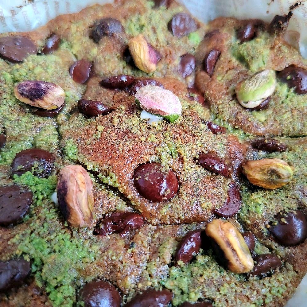 Dubai Chocolate Pistachio Kunafa Scoopable Cookie Tin – 17cm