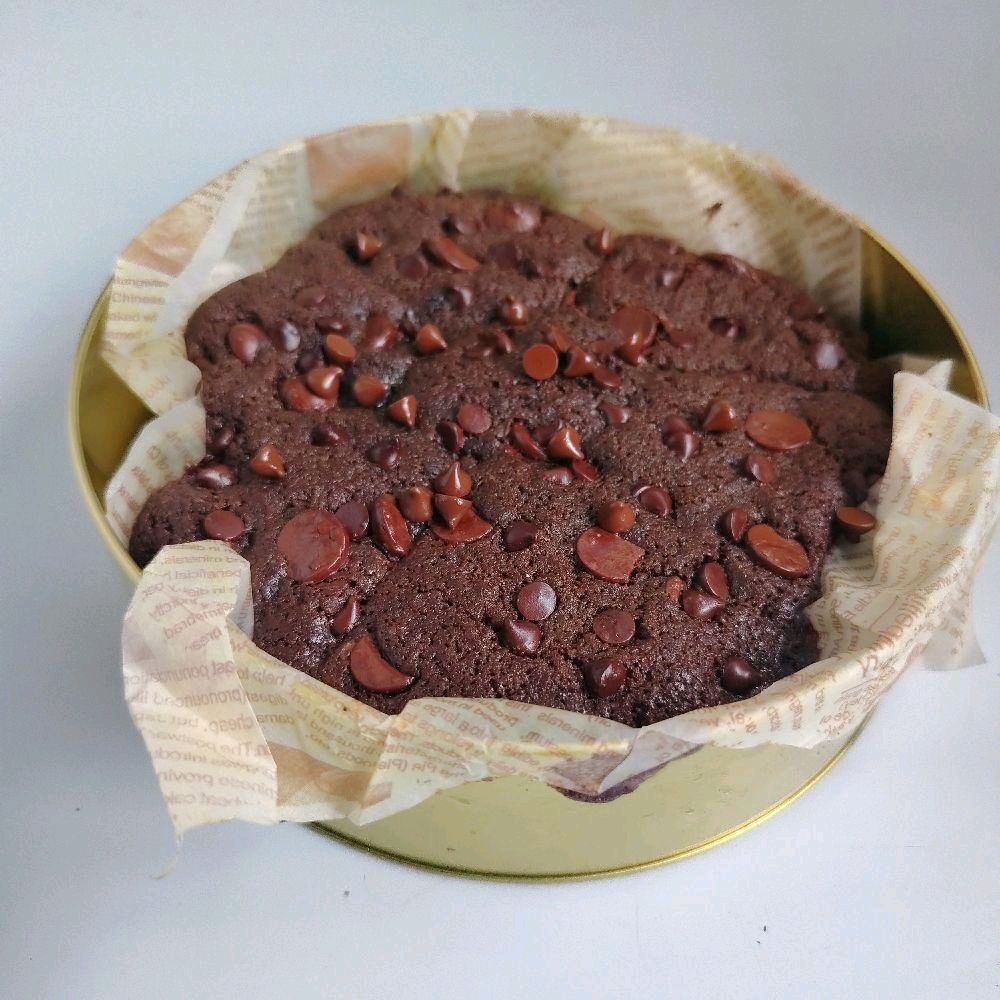Triple Dark Chocolate Scoopable Cookie Tin – 17cm
