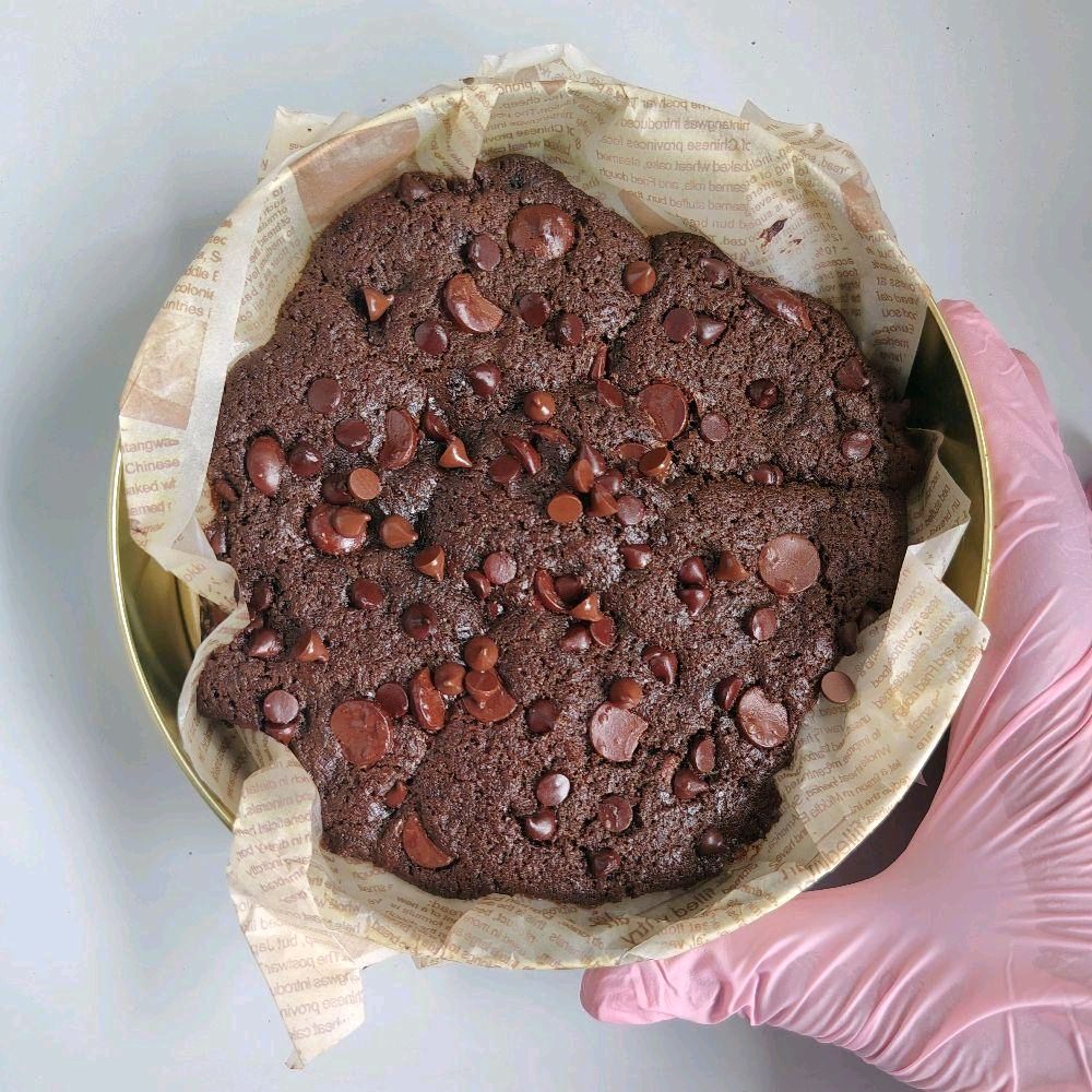 Triple Dark Chocolate Scoopable Cookie Tin – 17cm