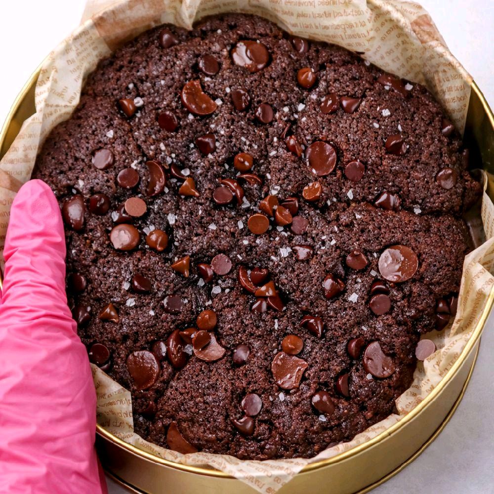 Triple Dark Chocolate Scoopable Cookie Tin – 17cm