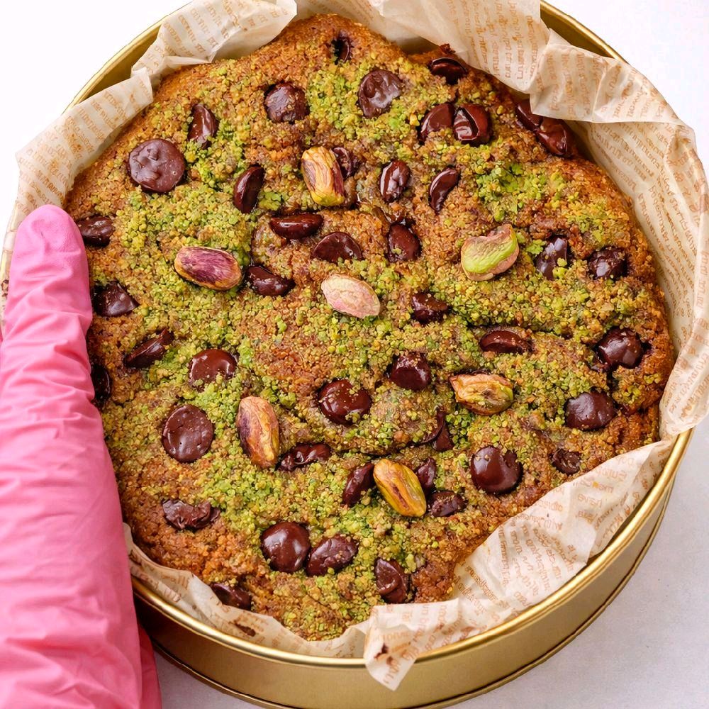 Dubai Chocolate Pistachio Kunafa Scoopable Cookie Tin – 17cm